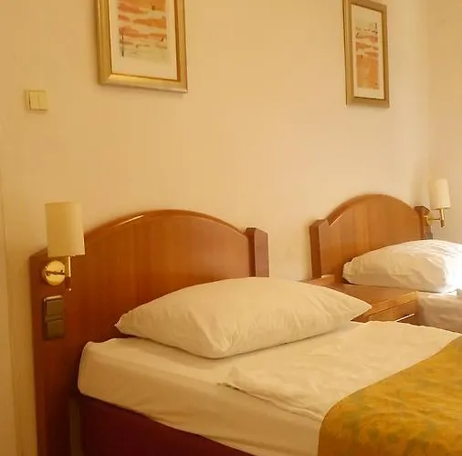 City Hotel *