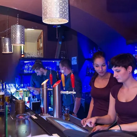 City Hotel *