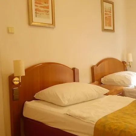 City Hotel *