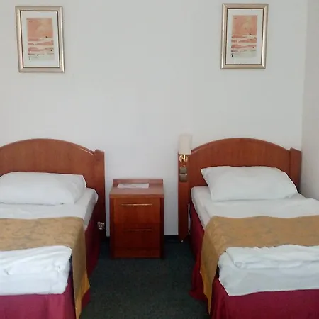Hotel City *